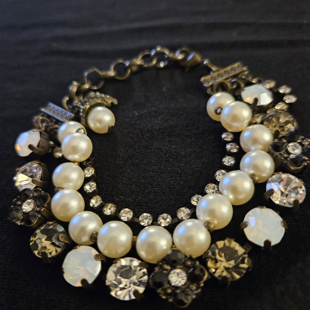 Elegant Pearl and Crystal Bracelet